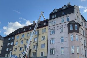 Feuerwehr löscht Brand in Restaurant absauganlage, schnelle Reaktion verhindert Gebäudezerstörung und Verletzungen.