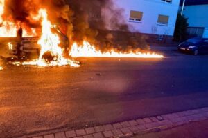 Pkw-Brand in Lehrte: Feuerwehr im Einsatz, brennendes Auto, Rauch und Gefahr für umliegende Fahrzeuge.