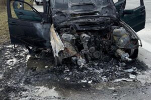 Brennendes Auto auf der Autobahn, Feuerwehr im Einsatz gegen Böschungsbrand.