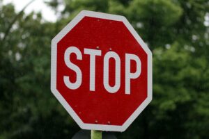 Ein Stoppschild, das eine Brückensperrung aufgrund von Schäden signalisiert.