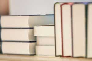 Bücherbus mit Baustellenschild: Haltestelle ändert sich wegen Bauarbeiten in Osnabrück.