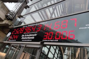 Eine Schuldenuhr symbolisiert die laufenden Kosten und Verantwortlichkeiten der Evakuierungsflüge.