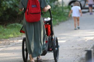 Mutter mit Kind und Kinderwagen, symbolisch für automatische Kindergeldauszahlung ohne bürokratischen Aufwand.