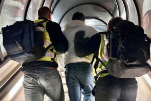 Abschiebung von Migranten, Polizei im Einsatz, Fokus auf Rückführungsmaßnahmen und Herausforderungen.