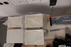 Crystal-Meth in professionellen Verstecken, beschlagnahmt von der Bundespolizei bei Grenzkontrollen.