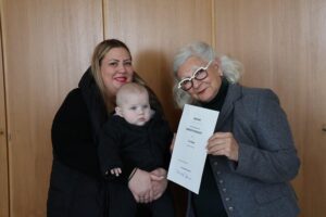Olga und Levi Dingis erhalten Urkunde der Ehrenpatenschaft von Bürgermeisterin Sorya Lippert.