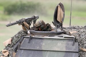 Bundeswehr-Panzer im Fokus, symbolisiert Sicherheit und nationale Entwicklungen in KI-Technologie.