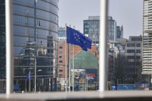 EU-Fahnen wehen, Symbol für Bürokratieabbau und Reformen innerhalb der Europäischen Kommission.