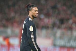 Bayern-Spieler feiern einen beeindruckenden 6:1-Sieg in Bergamo, überwältigende Dominanz sichtbar.