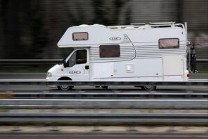 Wohnmobil auf Autobahn, symbolisiert den Camping-Boom in Deutschland 2025.