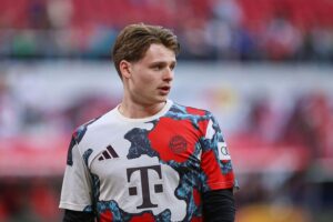 Bayern München jubelt nach 4:1-Sieg gegen Atalanta, sichert sich Viertelfinalplatz in Champions League.