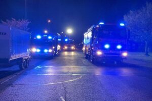 Feuerwehr im Einsatz, chemische Reaktion im Gewerbegebiet, Dämpfe und Brandmeldealarm.