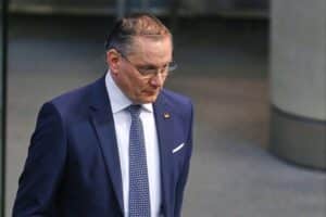 Tino Chrupalla kritisiert Parteikollege Frohnmaier für Äußerungen zum Nahost-Konflikt und militärische Angriffe.