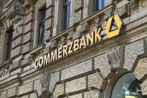 Konflikt zwischen Commerzbank-Betriebsrat und Unicredit über Übernahmeangebot und Arbeitsplatzsicherheit.