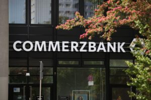 Commerzbank-Chefin Bettina Orlopp betont Eigenständigkeit und kritisiert Unicreds Übernahmeversuch.