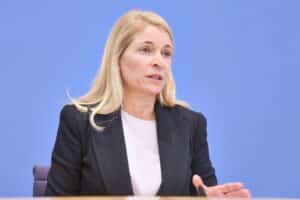 Evelyn Palla erklärt Schienennetz-Fehler und Verbesserungen für die Deutsche Bahn im Interview.