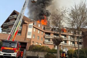 Dachstuhlbrand in Mülheim: Feuerwehr im Einsatz, Gebäude stark beschädigt, niemand verletzt.
