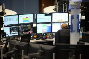 Frankfurter Börse mit Dax-Anstieg; Anleger besorgt wegen geopolitischer Spannungen und steigender Energiepreise.
