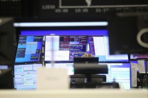 Frankfurter Börse mit steigenden Dax-Kursen und Fokus auf fallende Energiepreise.