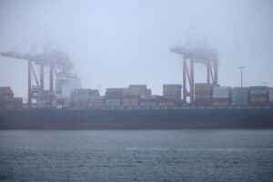 Containerschiff im Hafen, symbolisiert deutschen Außenhandel und Exportstatistiken für Januar 2026.
