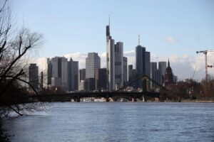Skyline von Frankfurt: Symbol für Banken, Politik und die Diskussion um Kleinbankenregime in Deutschland.