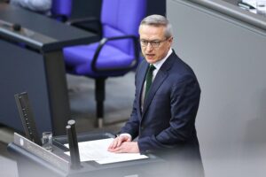 Bild von Karsten Wildberger, der zur Zusammenarbeit für KI-gestützte Zukunft und Jobwandel aufruft.