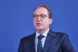 Alexander Dobrindt spricht über Rückführungen von Syrern nach Berlin, mit Fokus auf Unterstützung.