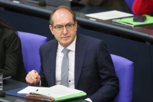 Alexander Dobrindt im Fokus, während EU-Innenminister Asylzentren außerhalb Europas diskutieren.