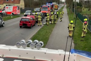 Verkehrsunfall mit drei beschädigten Autos, Rettungskräfte im Einsatz, verletzte Personen, Feuerwehr aktiv.
