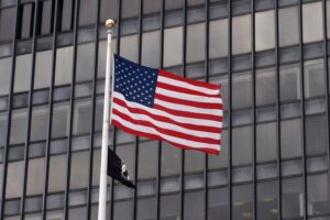 US-Flagge im Fokus, Trauer um gefallene Soldaten nach Militäreinsatz gegen den Iran.