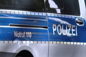 Verkehrsunfall mit zwei Autos, Rettungswagen vor Ort, verletzte Personen, Bundesstraße 474.
