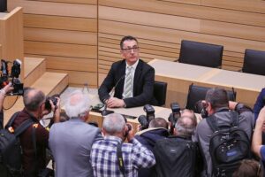 Cem Özdemir, unterstützt von Grünen, spricht über Baden-Württembergs Zukunft und Kabinettsbildung.