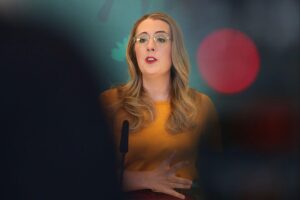 Katharina Dröge diskutiert Außenpolitik mit Ines Schwerdtner in einem politischen Streitgespräch.