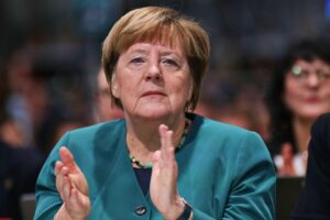 Angela Merkel, Lech Walesa und Wolodymyr Selenskyj als neue Mitglieder des Europäischen Verdienstordens.