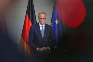 Friedrich Merz spricht über Zusammenarbeit im EU-Parlament und distanziert sich von Rechtsradikalen.
