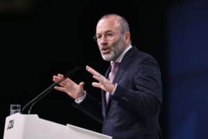 Manfred Weber beim Pressestatement, entschlossen gegen AfD, symbolisiert klare politische Abgrenzung.