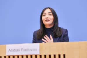 Reem Alabali Radovan kritisiert internationale Angriffe und befürwortet humanitäre Hilfe im Libanon.