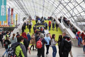 Besucher strömen zur Leipziger Buchmesse 2026, zahlreiche Veranstaltungen und internationales Flair.