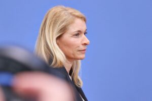 Evelyn Palla präsentiert neue Bahnstrategien zur Verbesserung der Fahrgastzufriedenheit und finanziellen Stabilität.