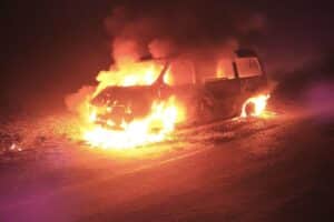 Brennender Transporter, Feuerwehr im Einsatz, nächtliche Löschaktion, keine Personen in Gefahr.