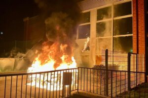 Brand im Essener Ostviertel: Feuerwehr löscht Flammen gefährlich nahe einer Sporthalle.