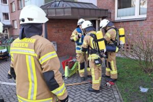 Feuerwehr im Einsatz, Löscharbeiten bei Zimmerbränden in Kindergarten und Wohnhaus, Sicherheit gewährleistet.