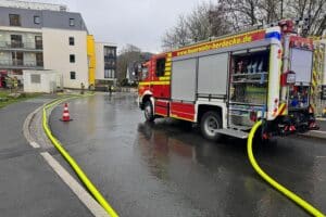 Feuerwehr im Einsatz, Evakuierung, Fehlalarm, Gasaustritt, besorgte Anwohner, sichere Rückkehr.