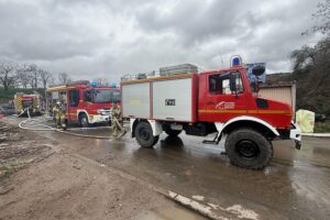Tanklöschfahrzeug der Feuerwehr Weinheim beim Löschwassereinsatz auf Recyclinghof.