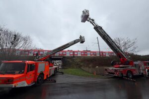 Feuerwehr rettet Fahrgäste aus S-Bahn mit Drehleitern in Essen-Kettwig. Sicherheit an erster Stelle!