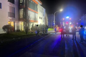 Feuerwehr löscht Brand in Wohnheim für Menschen mit Behinderung, alle Bewohner sicher evakuiert.