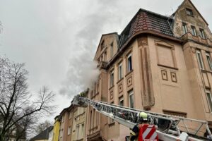 Feuerwehrleute retten Menschen und Tiere mit Drehleitern aus brennendem Mehrfamilienhaus in Essen.