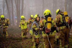 Feuerwehr übt Menschenrettung im dichten Nebel, Einsatzkräfte retten Verletzte aus leerstehendem Gebäude.