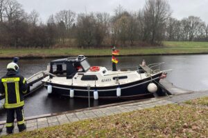 Sportboot im Hafen, Feuerwehrpumpe, Rettungsaktion, Wasserabpumpen, womöglich Lecksuche durch Eigentümer.