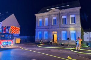 Rettungskräfte im Großeinsatz vor Wohngebäude wegen auslösendem Rauchmelder und Rauchentwicklung im Keller.